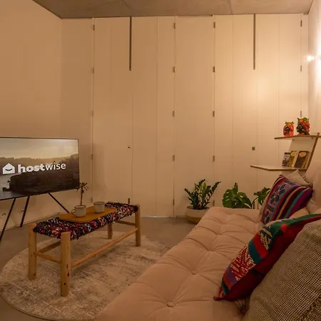 Host Wise - Luxurious Private Flats - Balcony Apartment *