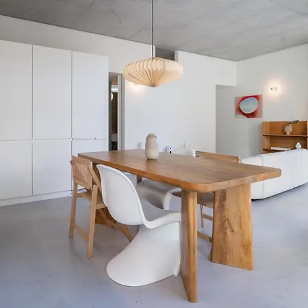 Host Wise - Luxurious Private Flats - Balcony Apartment *