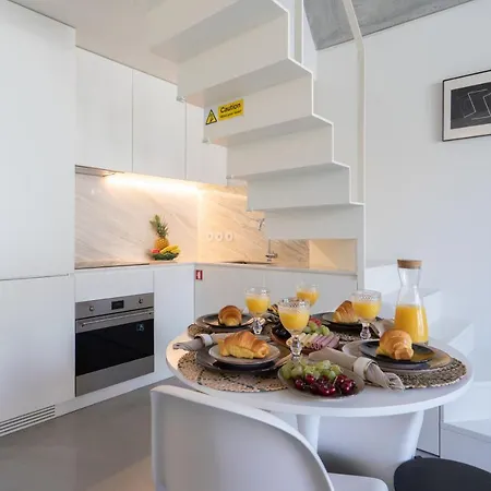 Host Wise - Luxurious Private Flats - Balcony Apartment