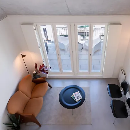 Host Wise - Luxurious Private Flats - Balcony Apartment