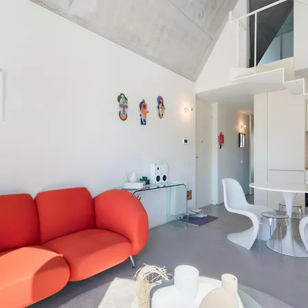 Host Wise - Luxurious Private Flats - Balcony Apartment *
