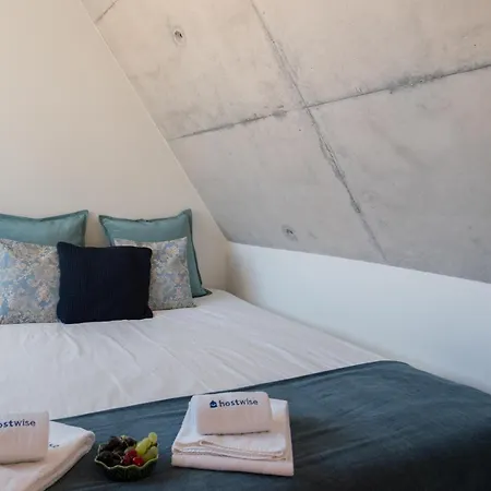 Apartment Host Wise - Luxurious Private Flats - Balcony *