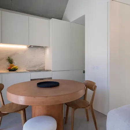Host Wise - Luxurious Private Flats - Balcony *