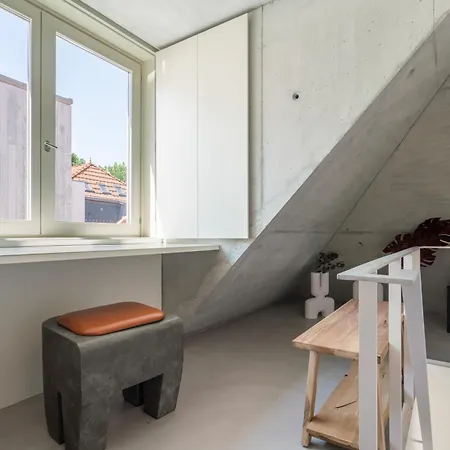 Host Wise - Luxurious Private Flats - Balcony Apartment *