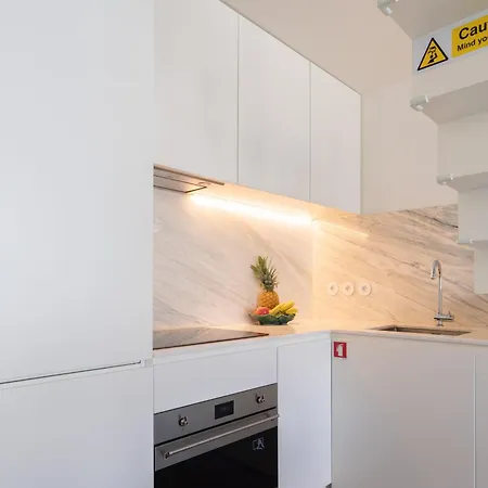 Host Wise - Luxurious Private Flats - Balcony Apartment *