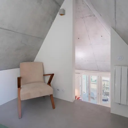 Host Wise - Luxurious Private Flats - Balcony Apartment
